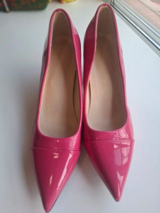 Zapatos de tacón charol fucsia. (Sin marca)