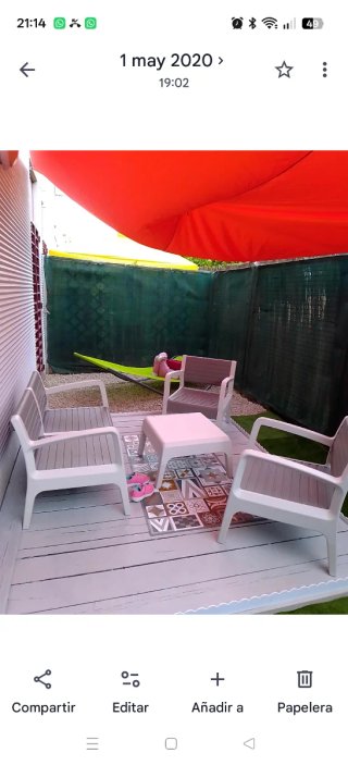 Muebles de terraza de plástico. Regalo cojines.