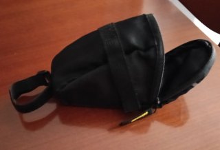 Sillín de bicicleta negro + accesorio