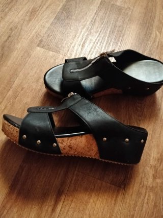 Sandalias de cuña negras con cremallera