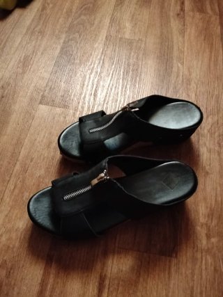 Sandalias de cuña negras con cremallera