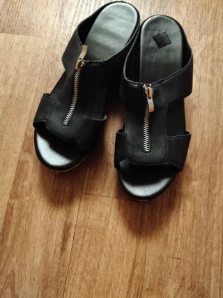 Sandalias de cuña negras con cremallera