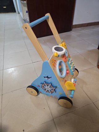 Andador infantil de madera con actividades