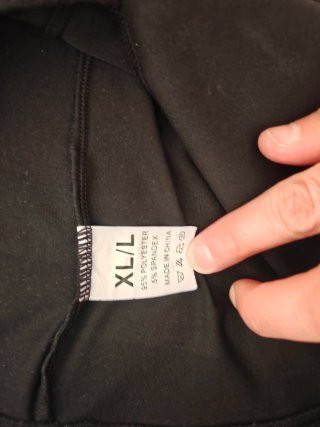 Pantalón negro con detalles