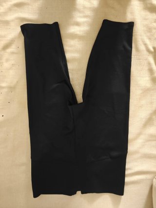 Pantalón negro con detalles