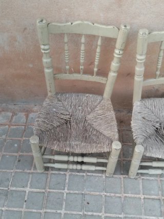Dos sillas de costura con asiento de enea