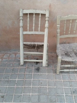 Dos sillas de costura con asiento de enea