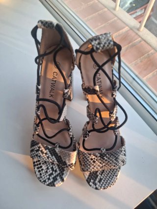 Sandalias Catwalk Tacón Ancho Cierre Cordones