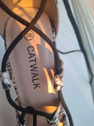 Sandalias Catwalk Tacón Ancho Cierre Cordones