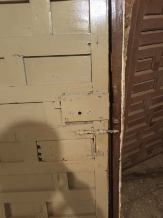 Puerta de madera maciza con diseño panelado