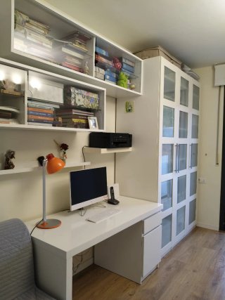 Escritorio con cajonera y estanterías