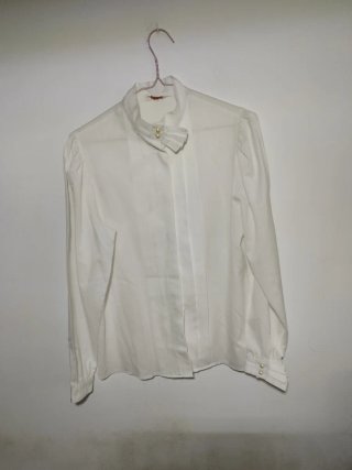 Camisa blanca manga larga abotonada