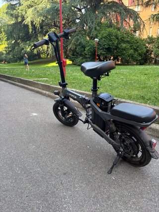 Bici elettrica G-Force con acceleratore