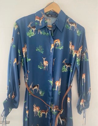 Vestido Zara satinado estampado ciervos