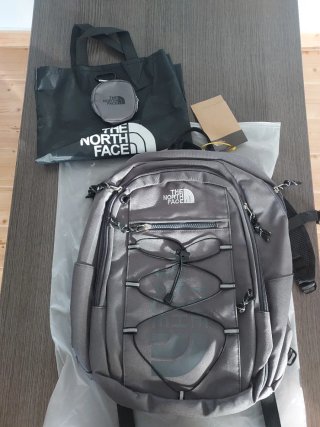Mochila The North Face gris y negra