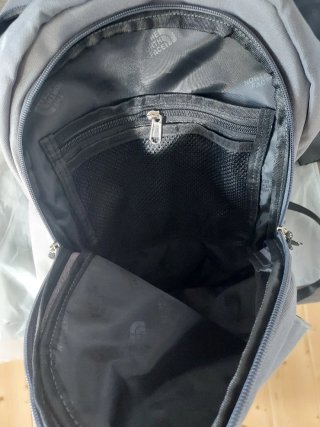 Mochila The North Face gris y negra