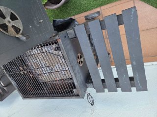 Barbacoa de carbón negra