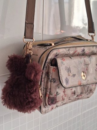 Bolso estampado floral con una carterita por fuera