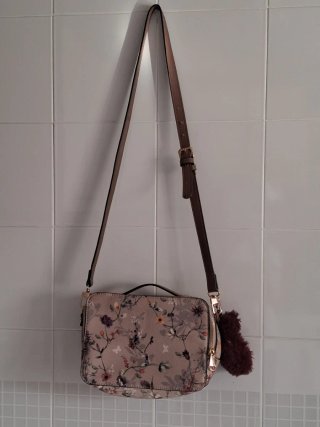 Bolso estampado floral con una carterita por fuera