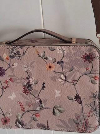 Bolso estampado floral con una carterita por fuera