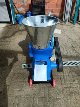 Maquina para pellet diesel 22Cv a estrenar
