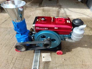 Maquina para pellet diesel 22Cv a estrenar