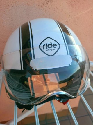 Casco de moto blanco con rayas negras