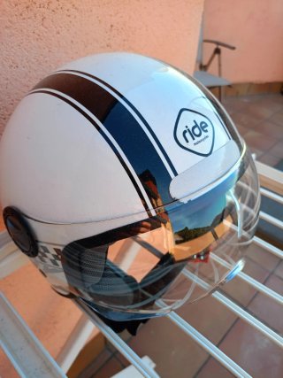 Casco de moto blanco con rayas negras