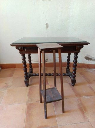 Mesa de madera antigua con un cristal