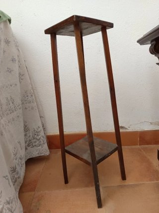 Mesa de madera antigua con un cristal