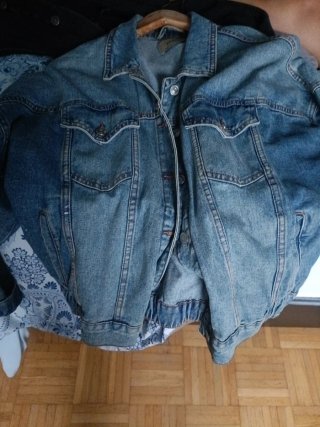 Cazadora vaquera Stradivarius azul