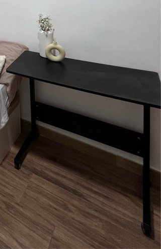 Escritorio negro con ruedas