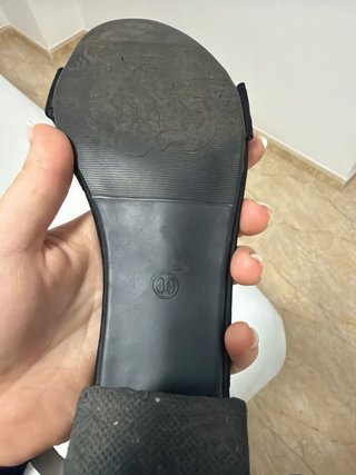 Sandalias negras tacón bajo