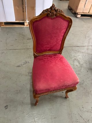 Silla de madera y tela roja