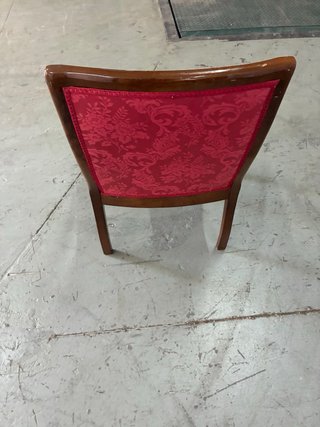 Silla de madera y tela roja