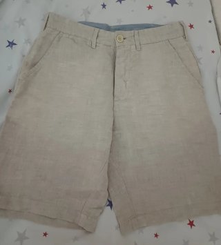 Pantalón corto beige hombre.