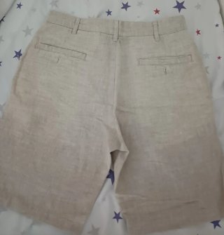 Pantalón corto beige hombre.