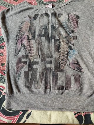 Camiseta Bershka mujer gris con plumas