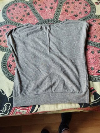 Camiseta Bershka mujer gris con plumas