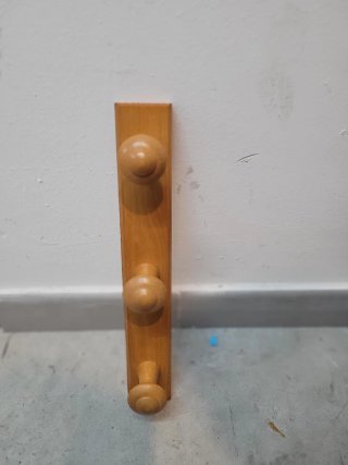 Perchero de madera con 3 colgadores