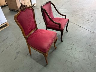 Silla de madera tapizada en tela roja
