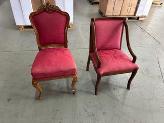 Silla de madera tapizada en tela roja