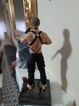 ( Bajado de precio,Resident Evil de 32cm de Alto