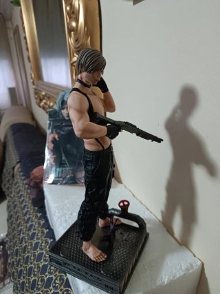 ( Bajado de precio,Resident Evil de 32cm de Alto