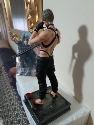 ( Bajado de precio,Resident Evil de 32cm de Alto