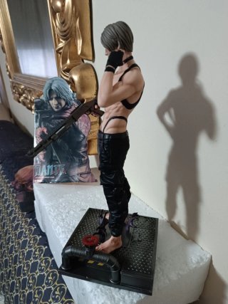( Bajado de precio,Resident Evil de 32cm de Alto