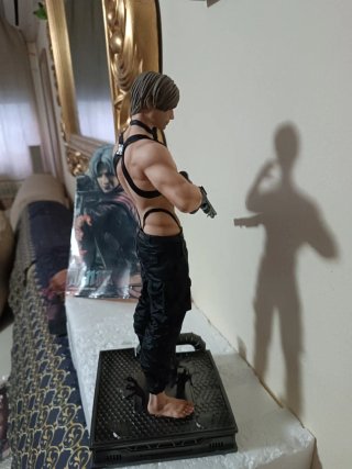 ( Bajado de precio,Resident Evil de 32cm de Alto