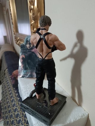 ( Bajado de precio,Resident Evil de 32cm de Alto