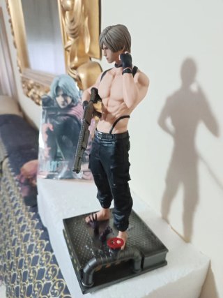 ( Bajado de precio,Resident Evil de 32cm de Alto