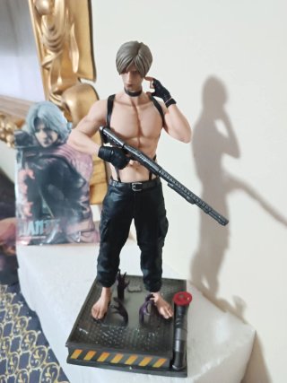 ( Bajado de precio,Resident Evil de 32cm de Alto